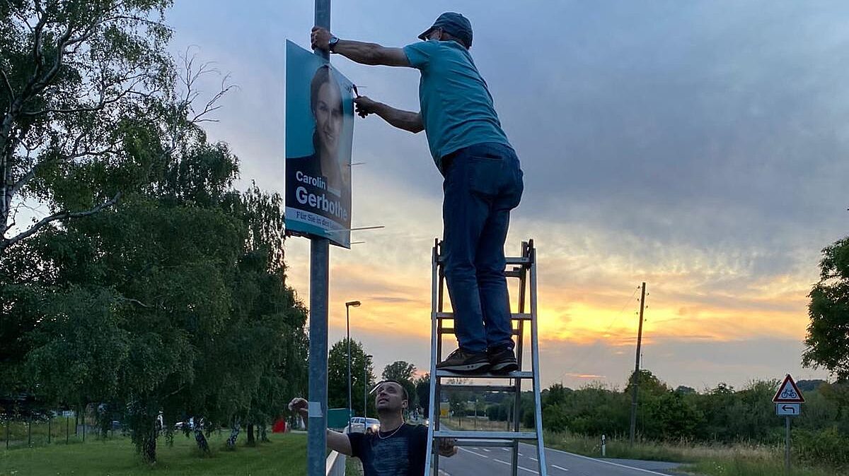 Plakate hängen im Sonnenuntergang